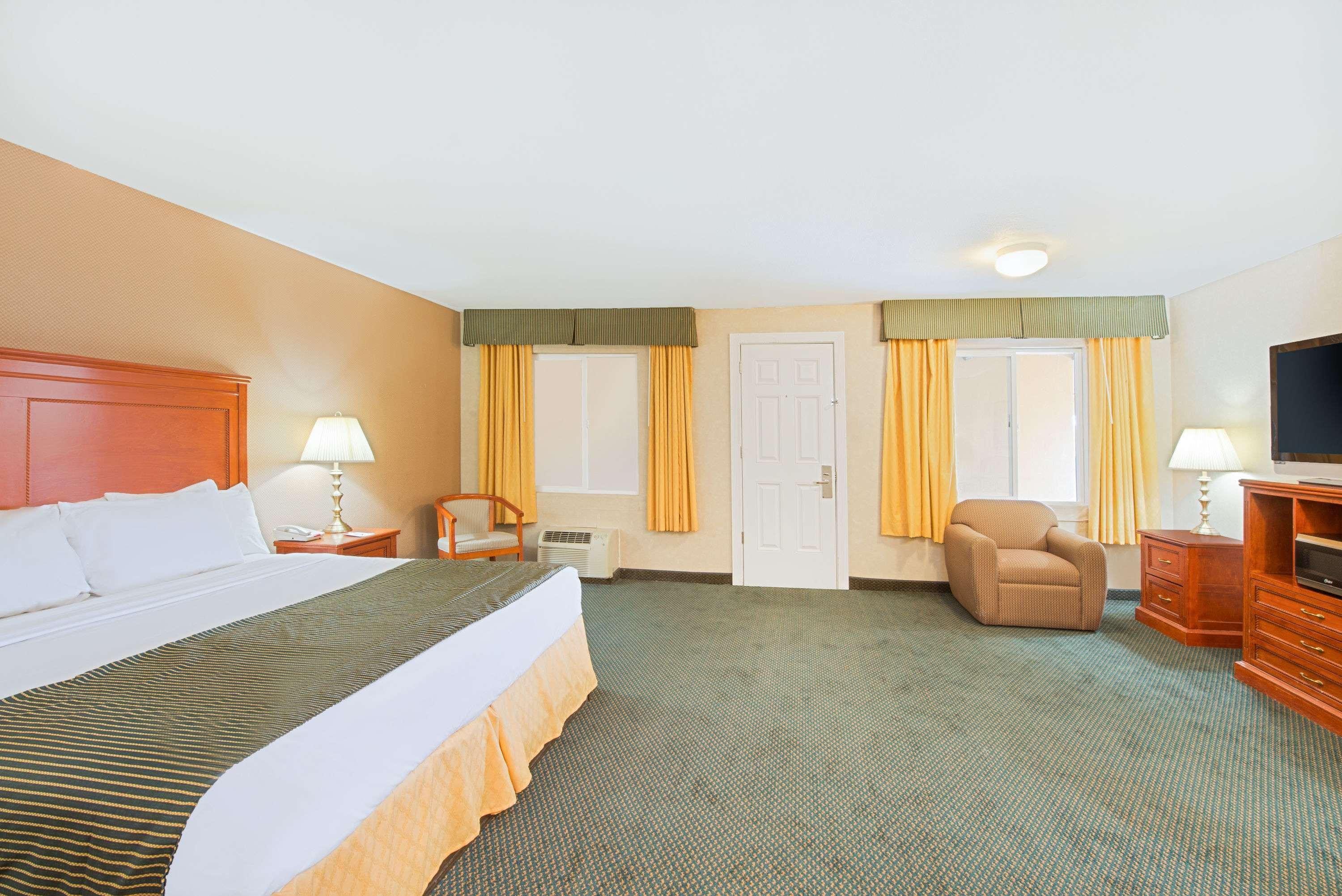 Ramada By Wyndham Flagstaff East Hotel Exterior photo