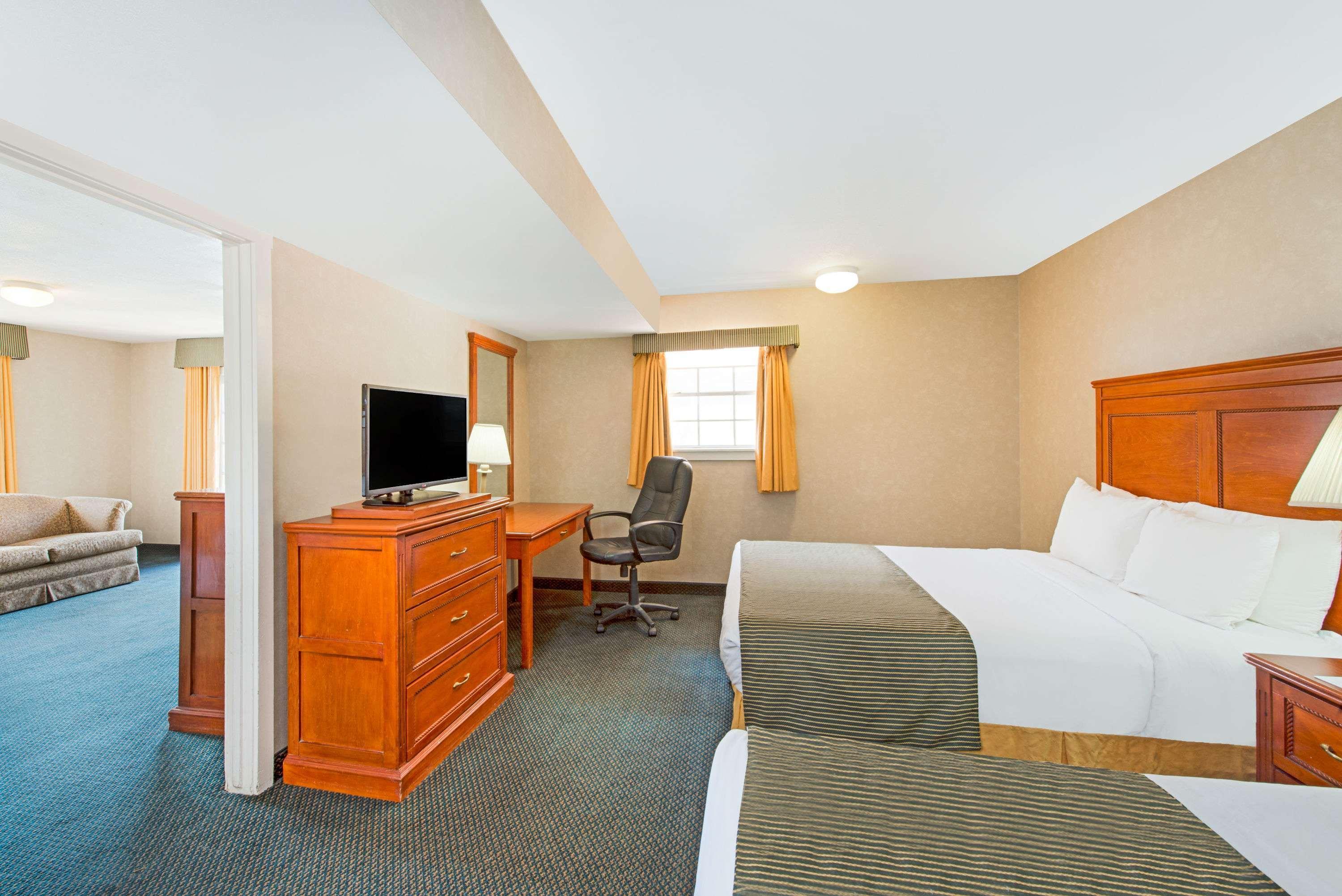 Ramada By Wyndham Flagstaff East Hotel Exterior photo