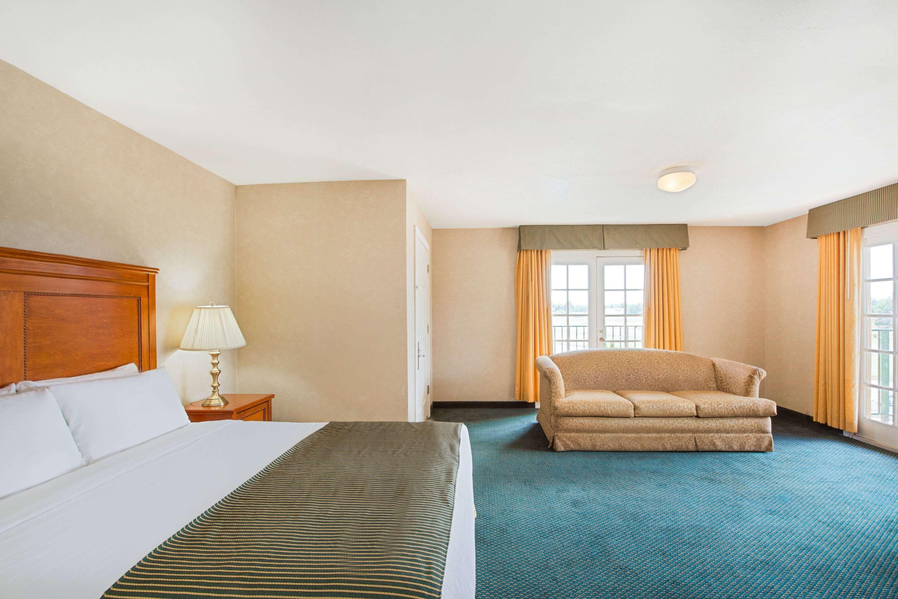 Ramada By Wyndham Flagstaff East Hotel Exterior photo