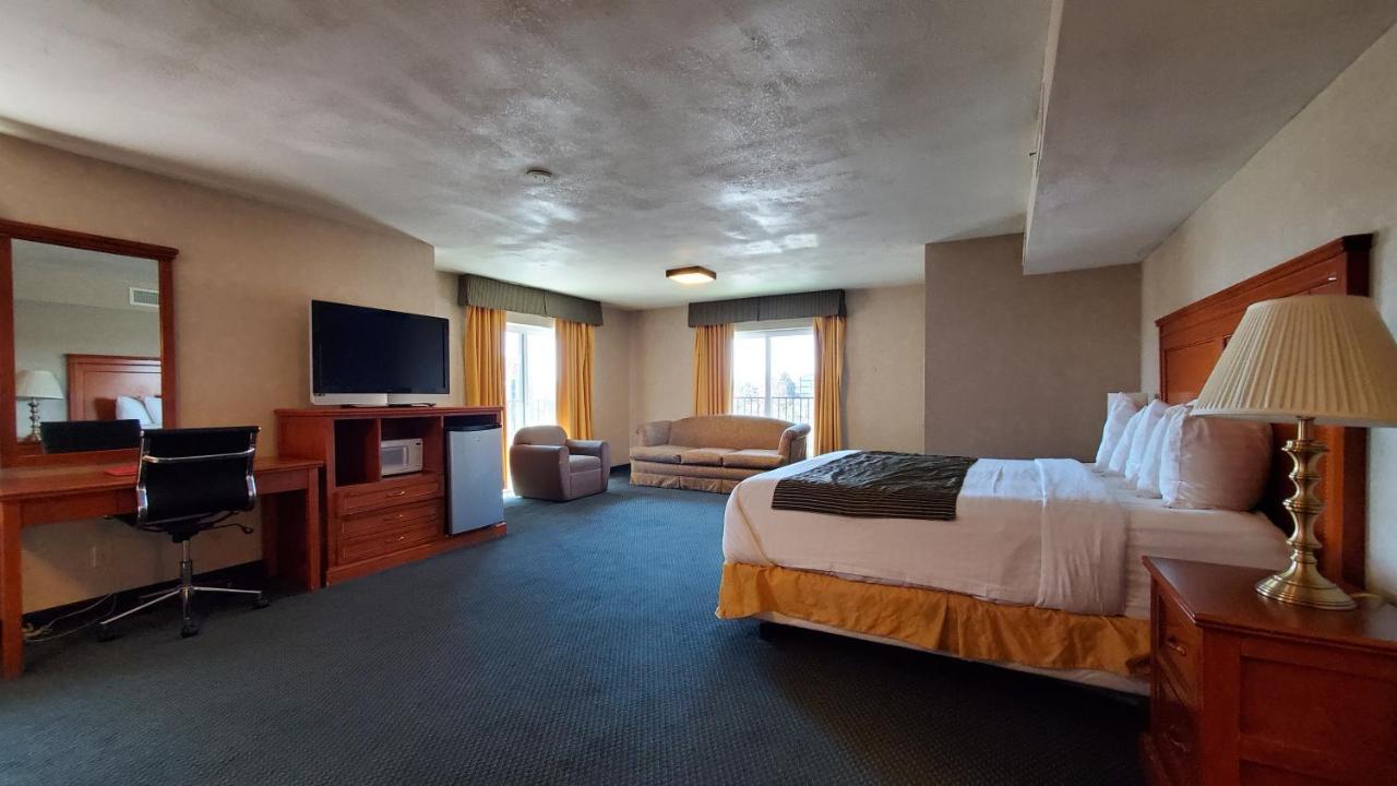 Ramada By Wyndham Flagstaff East Hotel Exterior photo